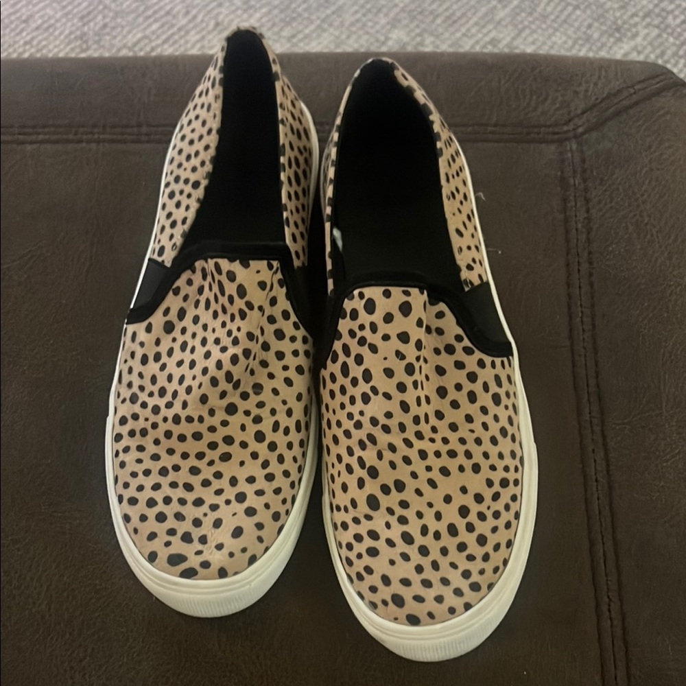 Stylish Tan and Black Women's Shoes, Universal Thread slip ons, size 8 1/2 Women